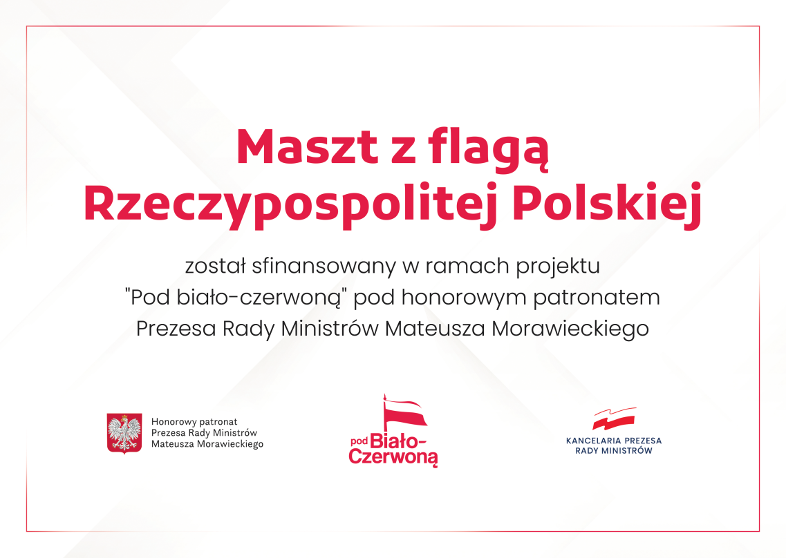 Tabliczka z informacją, że maszt z flagą Rzeczypospolitej Polskiej został sfinansowany w ramach projektu "Pod biało-czerwoną pod honorowym patronatem Prezesa Rady Ministrów Mateusza Morawieckiego